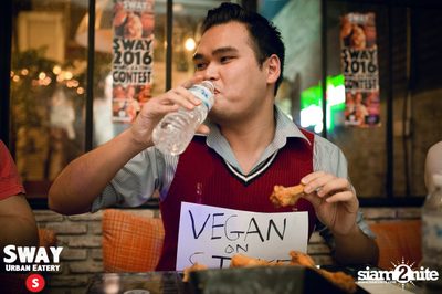 Ultimate Wing Eating Contest ที่ สเวย์ เออร์แบน อีเทอรี — photo 100