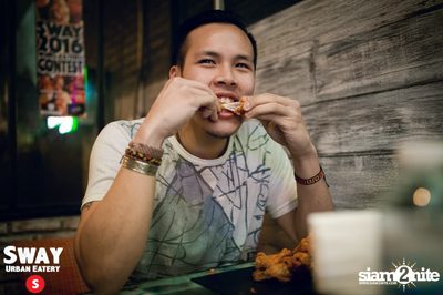 Ultimate Wing Eating Contest ที่ สเวย์ เออร์แบน อีเทอรี — photo 101