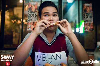 Ultimate Wing Eating Contest ที่ สเวย์ เออร์แบน อีเทอรี — photo 102