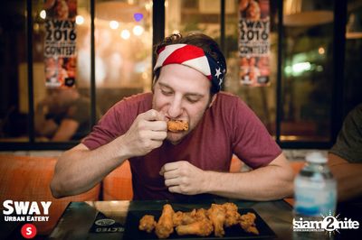 Ultimate Wing Eating Contest ที่ สเวย์ เออร์แบน อีเทอรี — photo 111