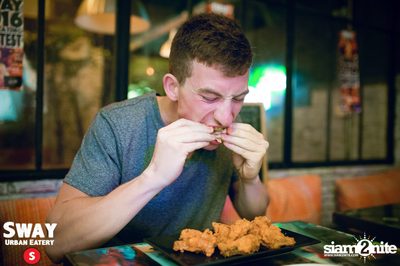 Ultimate Wing Eating Contest ที่ สเวย์ เออร์แบน อีเทอรี — photo 112