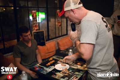 Ultimate Wing Eating Contest ที่ สเวย์ เออร์แบน อีเทอรี — photo 114