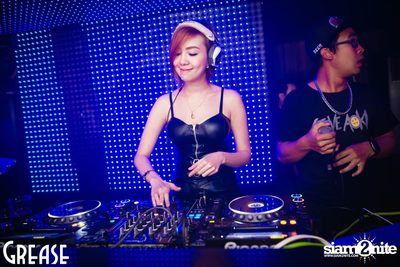 Saturday Night at Grease Bangkok, Sukhumvit Soi 49 — photo 74
