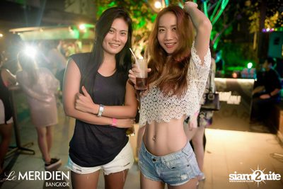 Single? Mingle! Valentine's Pool Party ที่ เลอ เมอริเดียน — photo 1