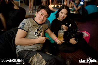 Single? Mingle! Valentine's Pool Party ที่ เลอ เมอริเดียน — photo 11