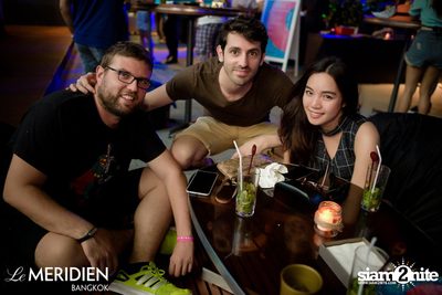 Single? Mingle! Valentine's Pool Party ที่ เลอ เมอริเดียน — photo 12