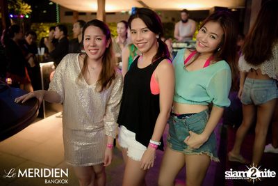 Single? Mingle! Valentine's Pool Party ที่ เลอ เมอริเดียน — photo 13