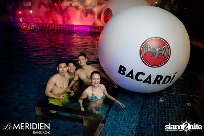 Single? Mingle! Valentine's Pool Party ที่ เลอ เมอริเดียน — photo 18