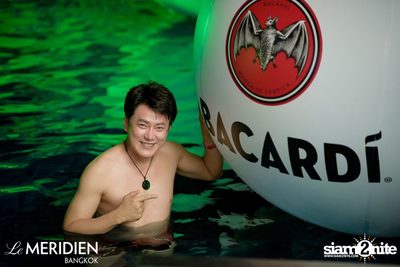Single? Mingle! Valentine's Pool Party ที่ เลอ เมอริเดียน — photo 21