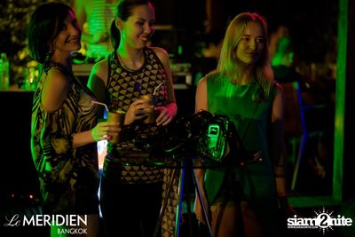 Single? Mingle! Valentine's Pool Party ที่ เลอ เมอริเดียน — photo 26