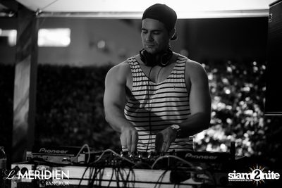 Single? Mingle! Valentine's Pool Party ที่ เลอ เมอริเดียน — photo 36