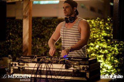 Single? Mingle! Valentine's Pool Party ที่ เลอ เมอริเดียน — photo 37