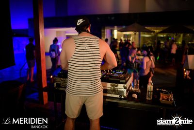 Single? Mingle! Valentine's Pool Party ที่ เลอ เมอริเดียน — photo 40
