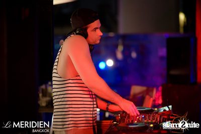 Single? Mingle! Valentine's Pool Party ที่ เลอ เมอริเดียน — photo 41