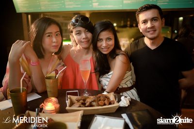 Single? Mingle! Valentine's Pool Party ที่ เลอ เมอริเดียน — photo 49