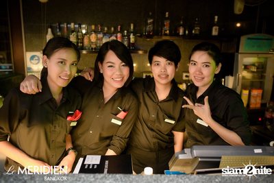 Single? Mingle! Valentine's Pool Party ที่ เลอ เมอริเดียน — photo 50