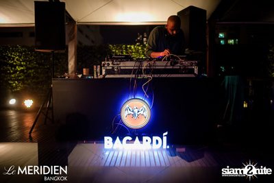 Single? Mingle! Valentine's Pool Party ที่ เลอ เมอริเดียน — photo 63