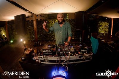 Single? Mingle! Valentine's Pool Party ที่ เลอ เมอริเดียน — photo 64