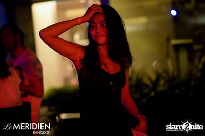 Single? Mingle! Valentine's Pool Party ที่ เลอ เมอริเดียน — photo 72