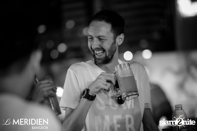 Single? Mingle! Valentine's Pool Party ที่ เลอ เมอริเดียน — photo 78