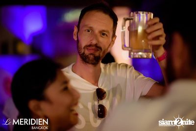 Single? Mingle! Valentine's Pool Party ที่ เลอ เมอริเดียน — photo 80