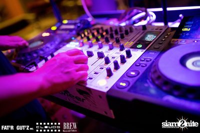 Seenspace Invasion ที่ร้าน Clouds, Fat'R Gut'z และ BREW Beers & Ciders — photo 9