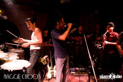 T-Bone Live ที่ร้าน แม็กกี้ ชูวส์, ถนนสีลม — photo 5