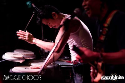 T-Bone Live ที่ร้าน แม็กกี้ ชูวส์, ถนนสีลม — photo 18
