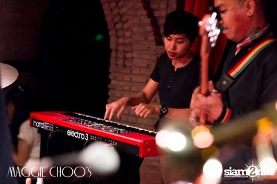 T-Bone Live ที่ร้าน แม็กกี้ ชูวส์, ถนนสีลม — photo 20