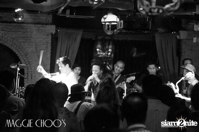 T-Bone Live ที่ร้าน แม็กกี้ ชูวส์, ถนนสีลม — photo 32