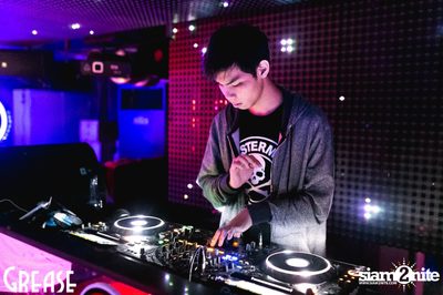 Saturday Night at Grease Bangkok, Sukhumvit 49 — photo 2