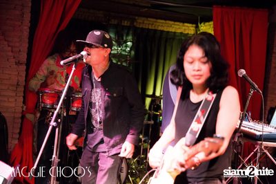 Mahajamreon Live ที่ร้าน แม็กกี้ ชูวส์, ถนนสีลม — photo 60