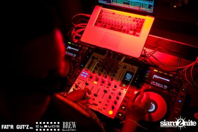 Seenspace Invasion ที่ร้าน Clouds, Fat'R Gut'z และ BREW Beers & Ciders — photo 23