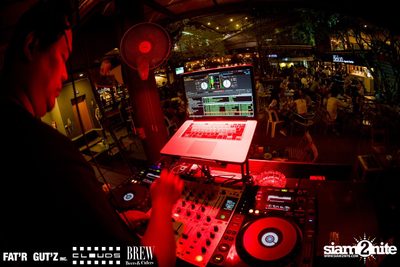 Seenspace Invasion ที่ร้าน Clouds, Fat'R Gut'z และ BREW Beers & Ciders — photo 1