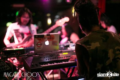Mahajamreon Live ที่ แม็กกี้ ชูวส์, ถนนสีลม — photo 10
