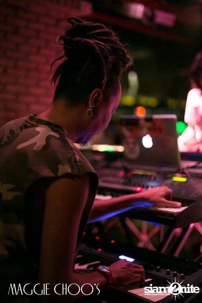Mahajamreon Live ที่ แม็กกี้ ชูวส์, ถนนสีลม — photo 26