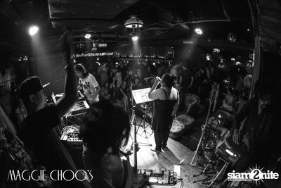 Mahajamreon Live ที่ แม็กกี้ ชูวส์, ถนนสีลม — photo 147