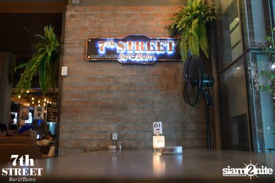 Friday Night at 7th Street Bar & Bistro, Thonglor Soi 10 — photo 1