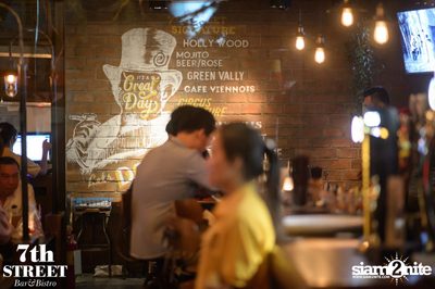 Friday Night at 7th Street Bar & Bistro, Thonglor Soi 10 — photo 19