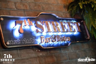 Friday Night at 7th Street Bar & Bistro, Thonglor Soi 10 — photo 22