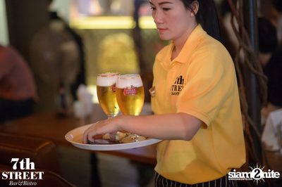 Friday Night at 7th Street Bar & Bistro, Thonglor Soi 10 — photo 24