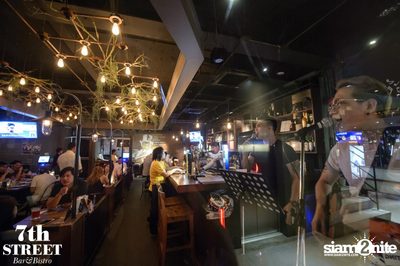 Friday Night at 7th Street Bar & Bistro, Thonglor Soi 10 — photo 32