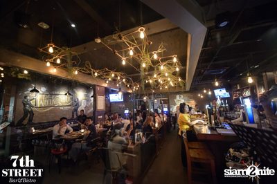 Friday Night at 7th Street Bar & Bistro, Thonglor Soi 10 — photo 33