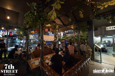 Friday Night at 7th Street Bar & Bistro, Thonglor Soi 10 — photo 34