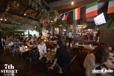 Friday Night at 7th Street Bar & Bistro, Thonglor Soi 10 — photo 35