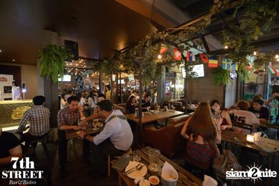 Friday Night at 7th Street Bar & Bistro, Thonglor Soi 10 — photo 36