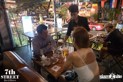 Friday Night at 7th Street Bar & Bistro, Thonglor Soi 10 — photo 53