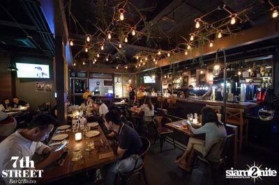 Friday Night at 7th Street Bar & Bistro, Thonglor Soi 10 — photo 54