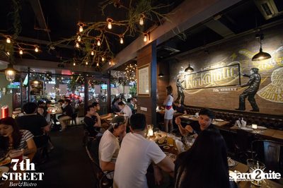 Friday Night at 7th Street Bar & Bistro, Thonglor Soi 10 — photo 55