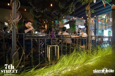 Friday Night at 7th Street Bar & Bistro, Thonglor Soi 10 — photo 74